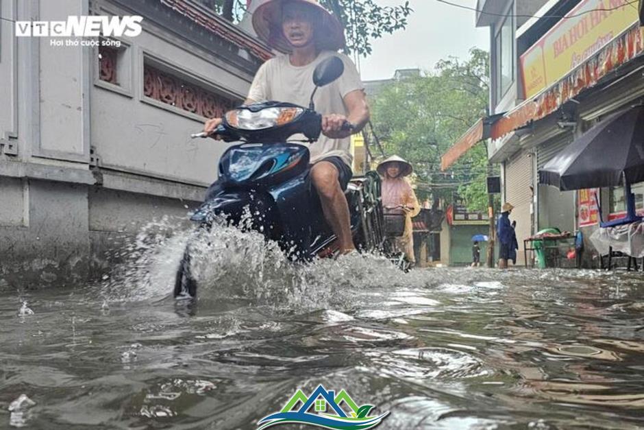 Nhiều tuyến đường ở Hà Nội ngập sâu sau trận mưa lớn sáng 1/5 Nhiều tuyến đường ở Hà Nội ngập sâu sau trận mưa lớn sáng 1/5