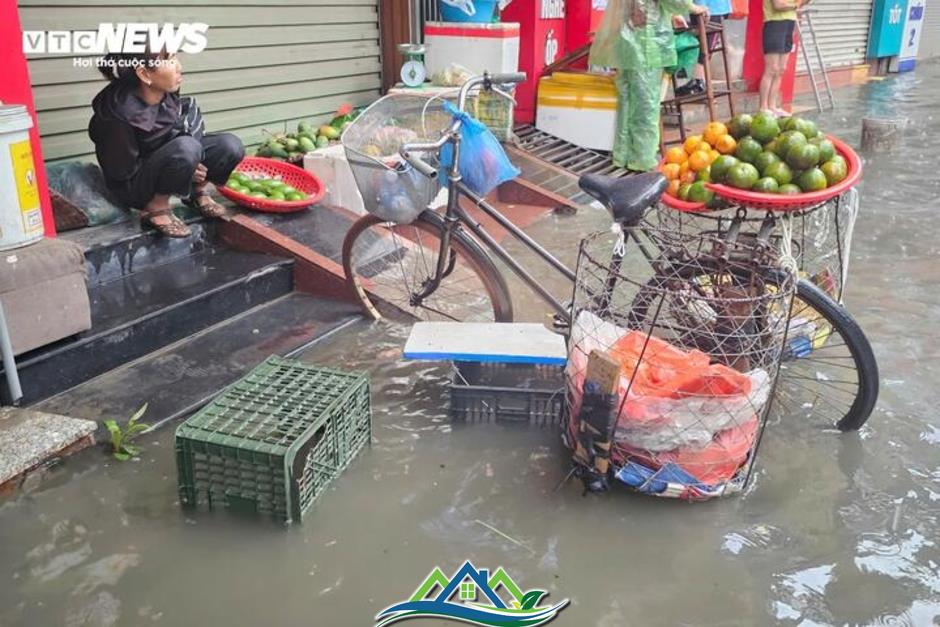 Nhiều tuyến đường ở Hà Nội ngập sâu sau trận mưa lớn sáng 1/5 Nhiều tuyến đường ở Hà Nội ngập sâu sau trận mưa lớn sáng 1/5