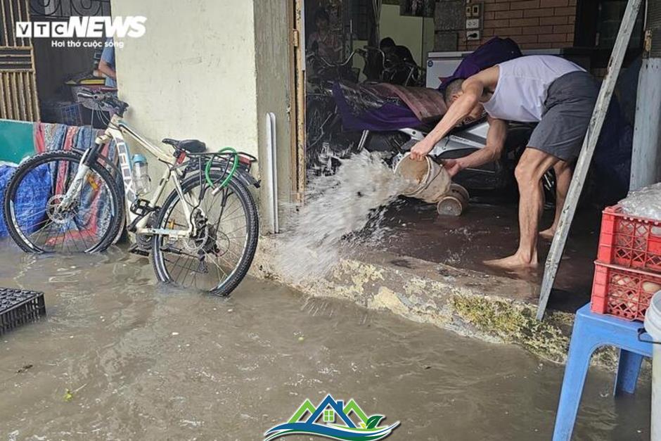 Nhiều tuyến đường ở Hà Nội ngập sâu sau trận mưa lớn sáng 1/5 Nhiều tuyến đường ở Hà Nội ngập sâu sau trận mưa lớn sáng 1/5