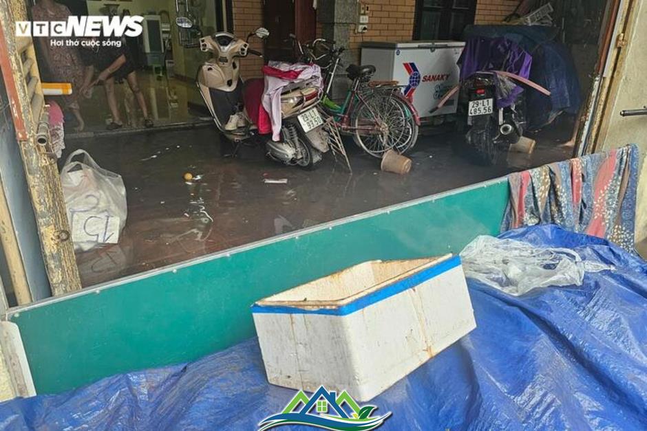 Nhiều tuyến đường ở Hà Nội ngập sâu sau trận mưa lớn sáng 1/5 Nhiều tuyến đường ở Hà Nội ngập sâu sau trận mưa lớn sáng 1/5