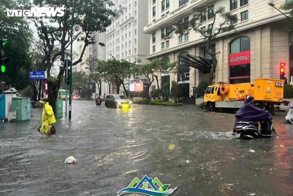 Nhiều tuyến đường ở Hà Nội ngập sâu sau trận mưa lớn sáng 1/5 Nhiều tuyến đường ở Hà Nội ngập sâu sau trận mưa lớn sáng 1/5