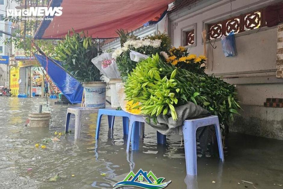 Nhiều tuyến đường ở Hà Nội ngập sâu sau trận mưa lớn sáng 1/5 Nhiều tuyến đường ở Hà Nội ngập sâu sau trận mưa lớn sáng 1/5