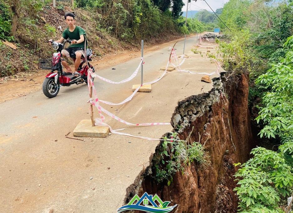 Nín thở qua đoạn đường bị sạt lở như vực thẳm Nín thở qua đoạn đường bị sạt lở như vực thẳm