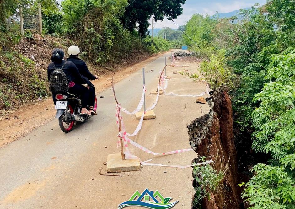 Nín thở qua đoạn đường bị sạt lở như vực thẳm Nín thở qua đoạn đường bị sạt lở như vực thẳm