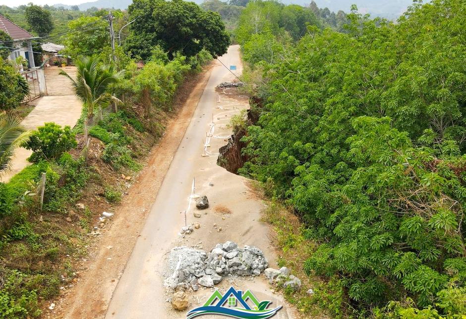 Nín thở qua đoạn đường bị sạt lở như vực thẳm Nín thở qua đoạn đường bị sạt lở như vực thẳm