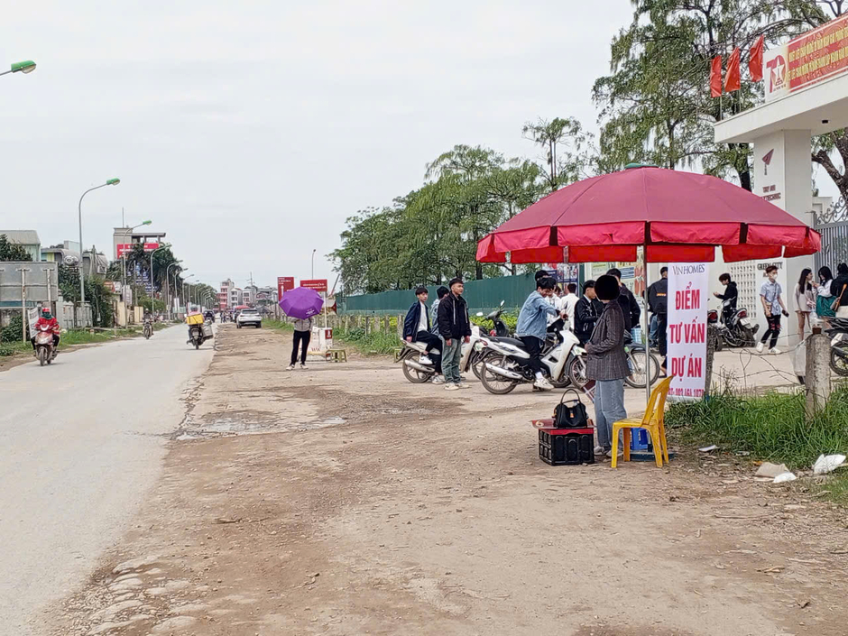 Ô tô đậu kín mặt đường, môi giới túc trực ngày đêm, dựng ô ngay mặt đường để tư vấn cho khách mua biệt thự tại Đan Phượng