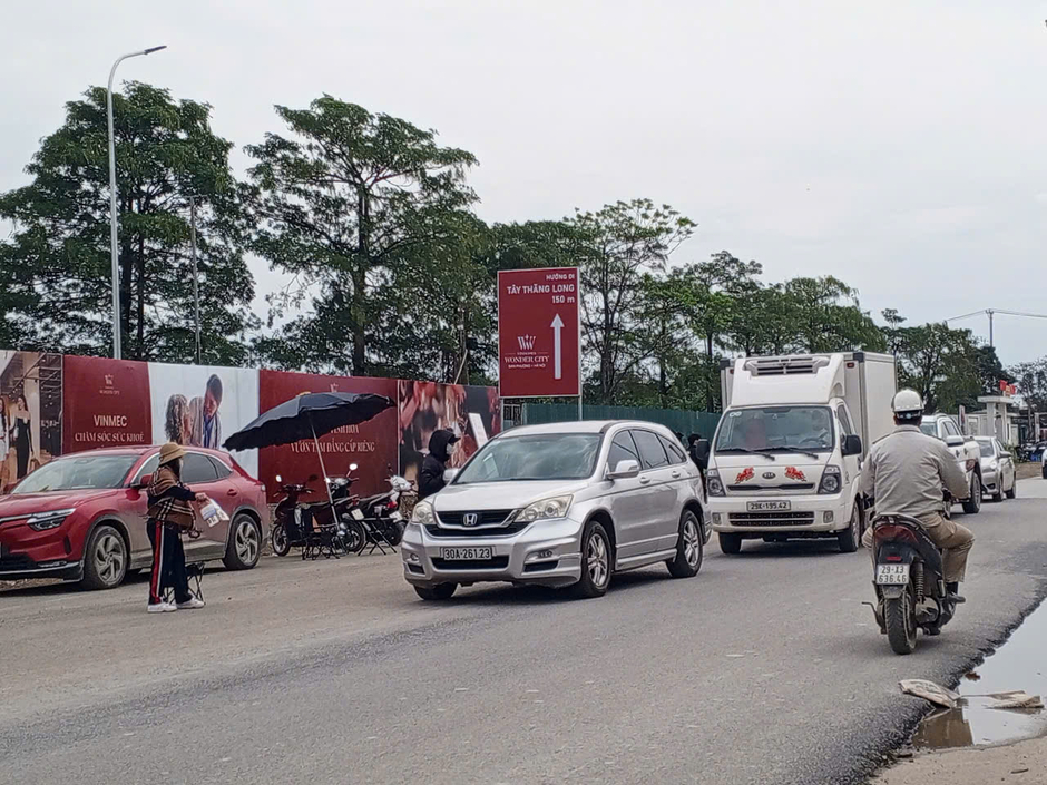 Ô tô đậu kín mặt đường, môi giới túc trực ngày đêm, dựng ô ngay mặt đường để tư vấn cho khách mua biệt thự tại Đan Phượng