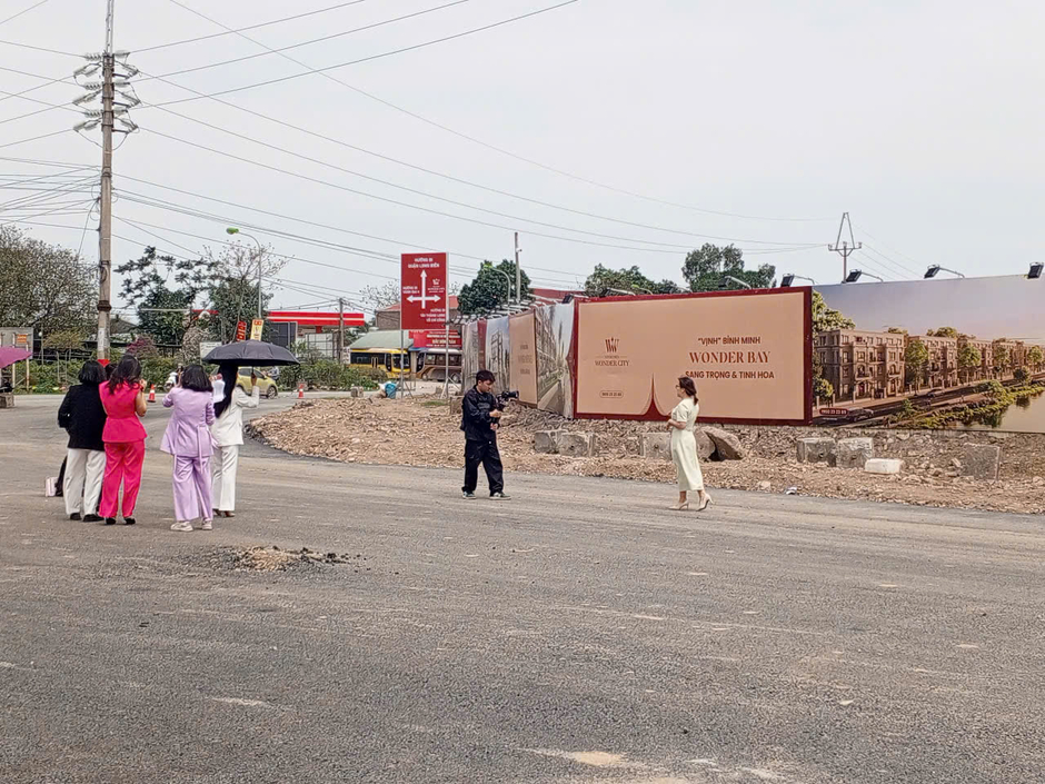 Ô tô đậu kín mặt đường, môi giới túc trực ngày đêm, dựng ô ngay mặt đường để tư vấn cho khách mua biệt thự tại Đan Phượng