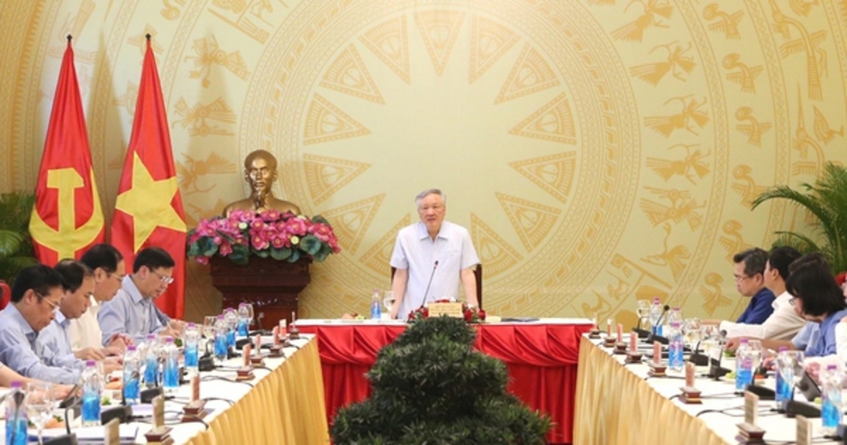 Phó Thủ tướng Thường trực Chính phủ Nguyễn Hòa Bình làm việc với lãnh đạo TP HCM