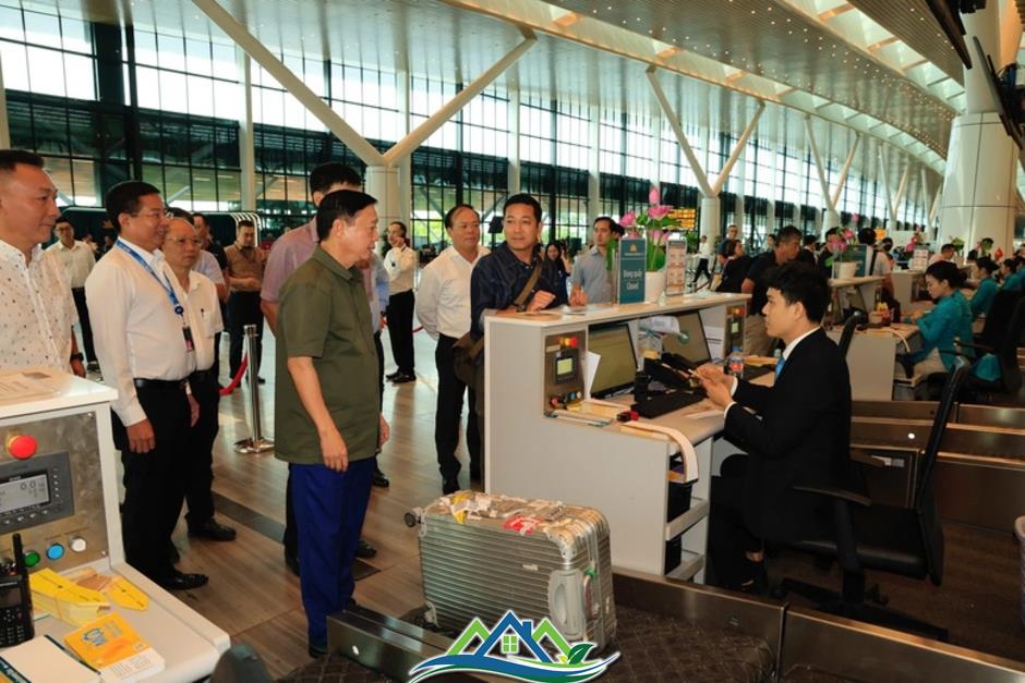 Phó Thủ tướng Trần Hồng Hà thị sát hoạt động của nhà ga T3 - sân bay Tân Sơn Nhất Phó Thủ tướng Trần Hồng Hà thị sát hoạt động của nhà ga T3 - sân bay Tân Sơn Nhất