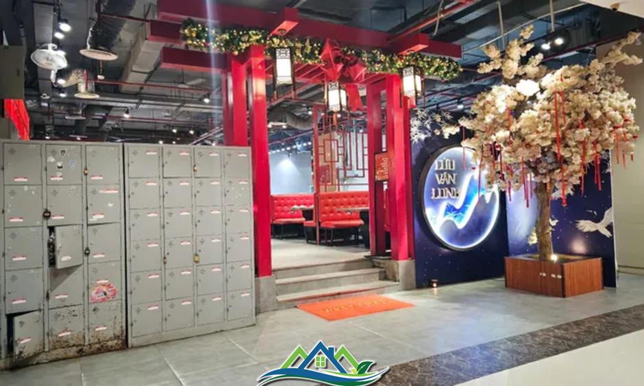 Phớt lờ 'lệnh' đình chỉ, loạt cửa hàng vẫn hoạt động tại chung cư Discovery Complex Phớt lờ 'lệnh' đình chỉ, loạt cửa hàng vẫn hoạt động tại chung cư Discovery Complex