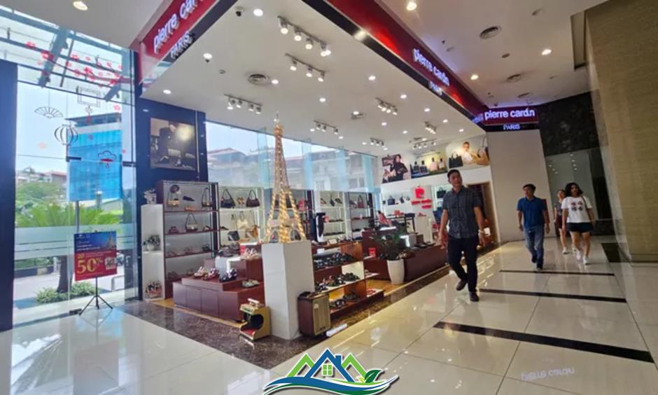 Phớt lờ 'lệnh' đình chỉ, loạt cửa hàng vẫn hoạt động tại chung cư Discovery Complex Phớt lờ 'lệnh' đình chỉ, loạt cửa hàng vẫn hoạt động tại chung cư Discovery Complex