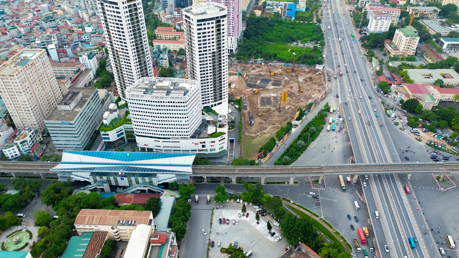 Quá nhanh: Khu đất 3 mặt tiền ở Hà Nội bỏ hoang nhiều năm lập tức thành đại công trường khi sang tay Sun Group Quá nhanh: Khu đất 3 mặt tiền ở Hà Nội bỏ hoang nhiều năm lập tức thành đại công trường khi sang tay Sun Group