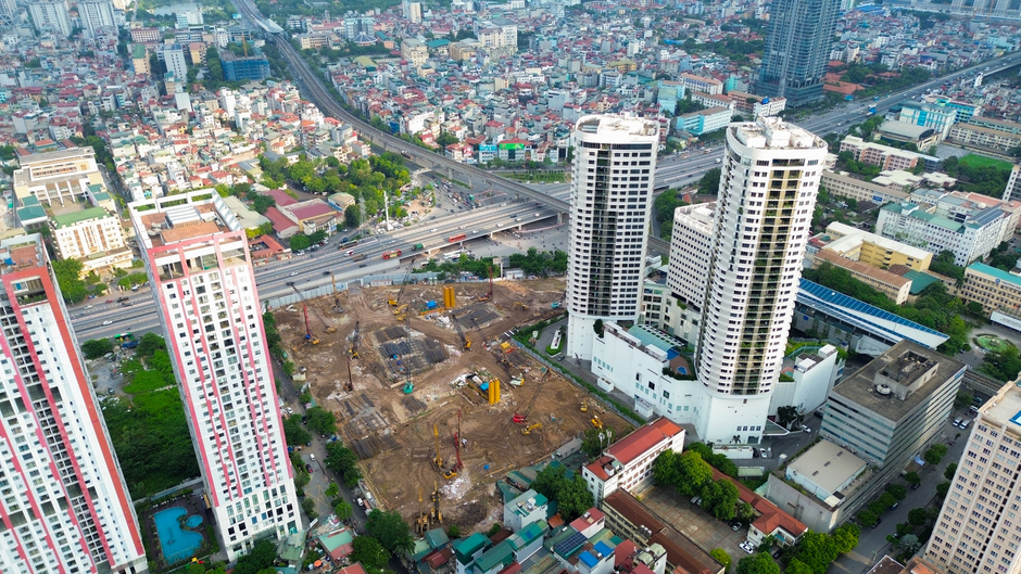 Quá nhanh: Khu đất 3 mặt tiền ở Hà Nội bỏ hoang nhiều năm lập tức thành đại công trường khi sang tay Sun Group Quá nhanh: Khu đất 3 mặt tiền ở Hà Nội bỏ hoang nhiều năm lập tức thành đại công trường khi sang tay Sun Group