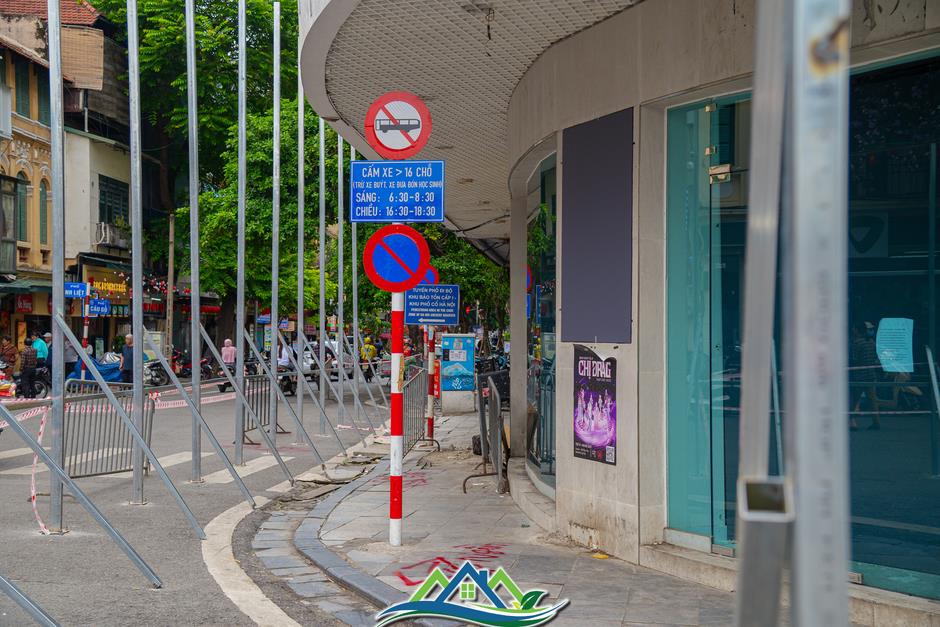 Quây tôn để tháo dỡ tòa nhà bên hồ Gươm, sẽ có 3 tầng hầm thay thế Quây tôn để tháo dỡ tòa nhà bên hồ Gươm, sẽ có 3 tầng hầm thay thế