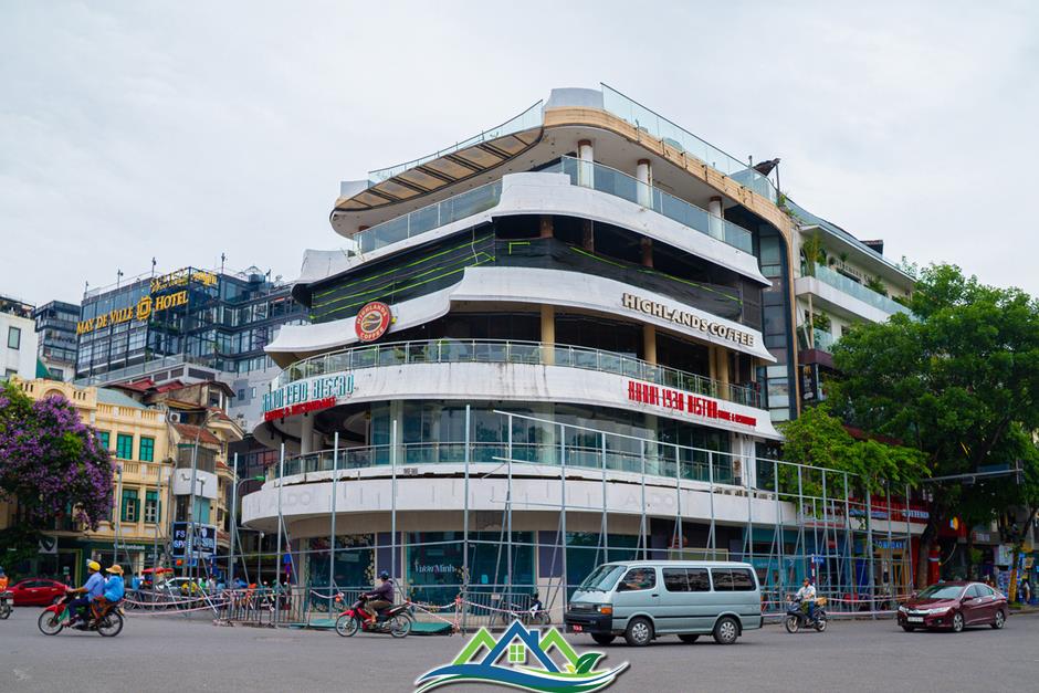 Quây tôn để tháo dỡ tòa nhà bên hồ Gươm, sẽ có 3 tầng hầm thay thế Quây tôn để tháo dỡ tòa nhà bên hồ Gươm, sẽ có 3 tầng hầm thay thế