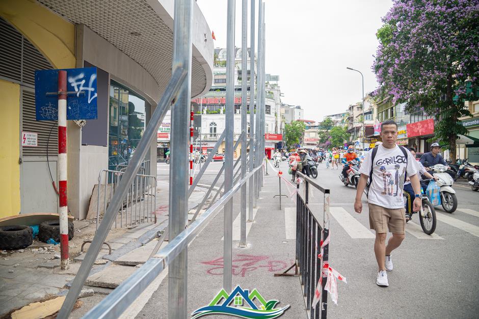 Quây tôn để tháo dỡ tòa nhà bên hồ Gươm, sẽ có 3 tầng hầm thay thế Quây tôn để tháo dỡ tòa nhà bên hồ Gươm, sẽ có 3 tầng hầm thay thế