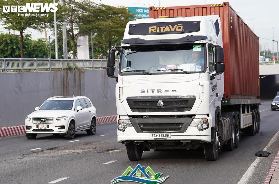 Sau 9 tháng thông xe, hầm chui 800 tỷ ở TP.HCM xuất hiện nhiều ổ voi, ổ gà Sau 9 tháng thông xe, hầm chui 800 tỷ ở TP.HCM xuất hiện nhiều ổ voi, ổ gà