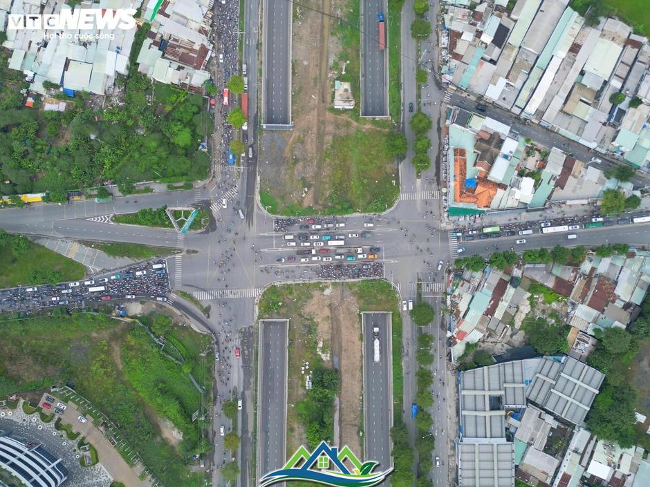 Sau 9 tháng thông xe, hầm chui 800 tỷ ở TP.HCM xuất hiện nhiều ổ voi, ổ gà Sau 9 tháng thông xe, hầm chui 800 tỷ ở TP.HCM xuất hiện nhiều ổ voi, ổ gà