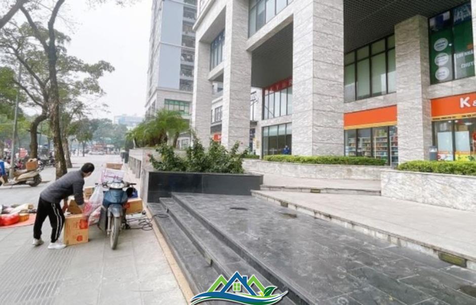 Shophouse chân đế chung cư ế ẩm, nhiều chủ ồ ạt rao bán Shophouse chân đế chung cư ế ẩm, nhiều chủ ồ ạt rao bán