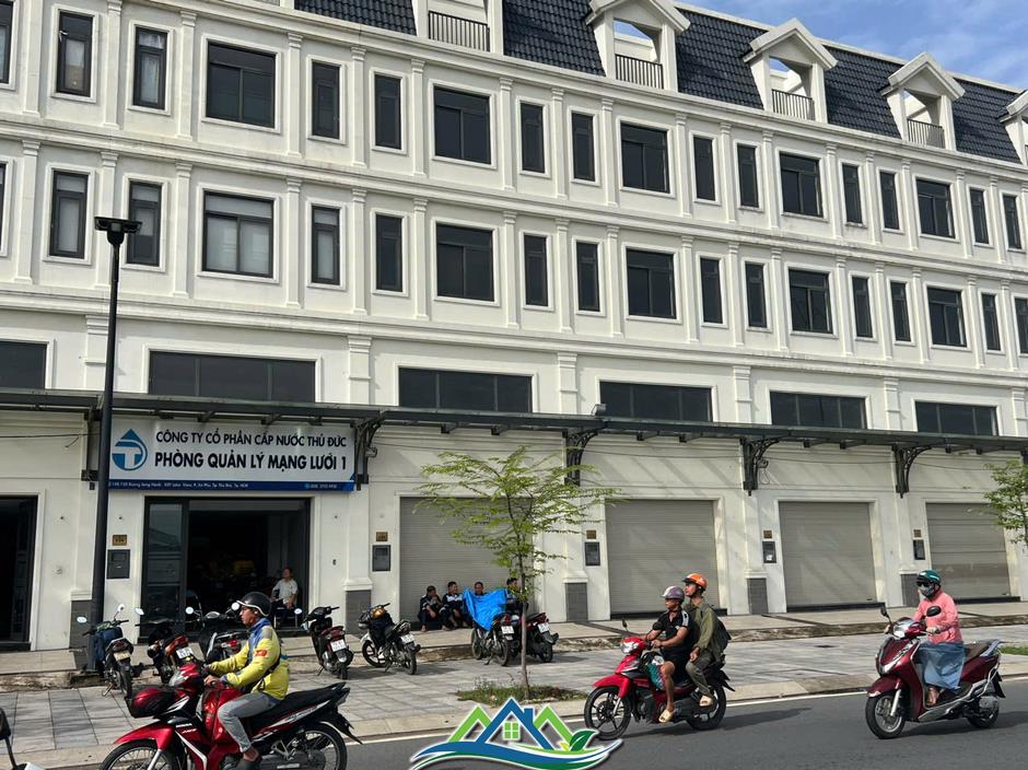 Shophouse triệu đô khu ven Tp.HCM: Chỗ hắt hiu, nơi sôi động, sự thật ít ai ngờ Shophouse triệu đô khu ven Tp.HCM: Chỗ hắt hiu, nơi sôi động, sự thật ít ai ngờ