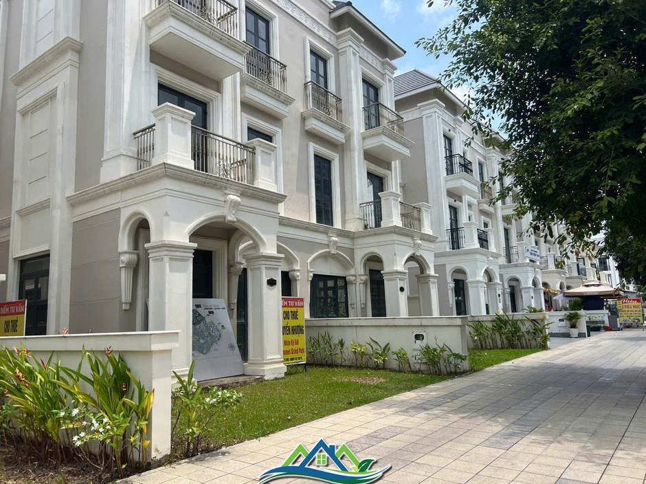 Shophouse triệu đô khu ven Tp.HCM: Chỗ hắt hiu, nơi sôi động, sự thật ít ai ngờ Shophouse triệu đô khu ven Tp.HCM: Chỗ hắt hiu, nơi sôi động, sự thật ít ai ngờ