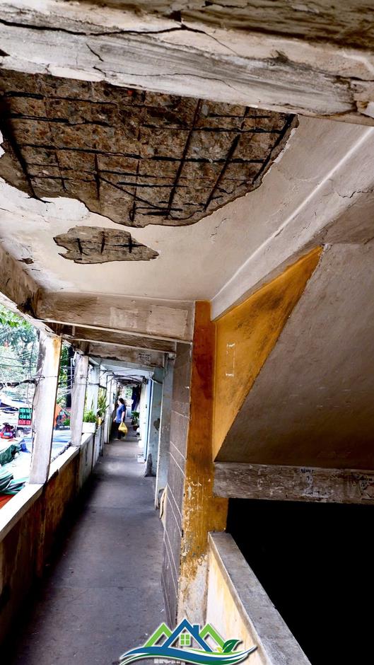 Sống bất an trong chung cư ở TPHCM: 'Nghe tiếng động mạnh là sợ trần rơi'