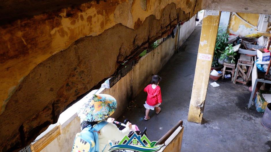 Sống bất an trong chung cư ở TPHCM: 'Nghe tiếng động mạnh là sợ trần rơi'