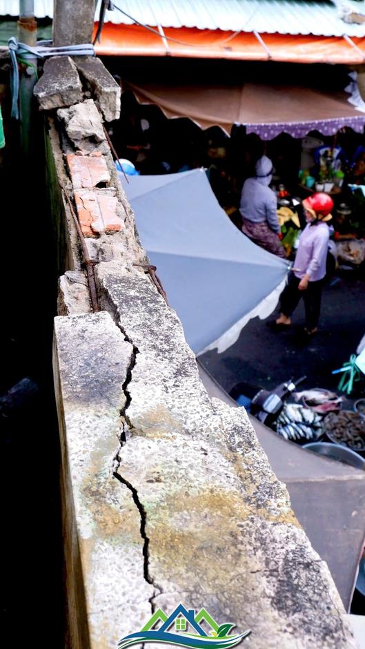 Sống bất an trong chung cư ở TPHCM: 'Nghe tiếng động mạnh là sợ trần rơi'