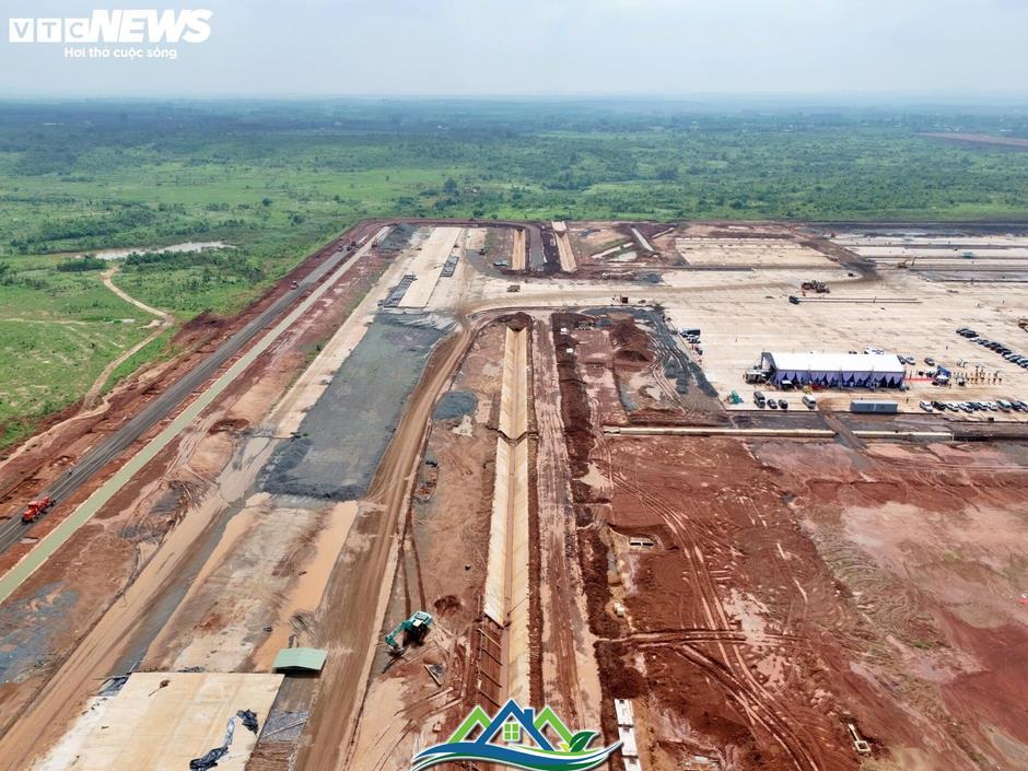 Tấp nập thi công đường băng số 2 tại siêu dự án sân bay Long Thành Tấp nập thi công đường băng số 2 tại siêu dự án sân bay Long Thành