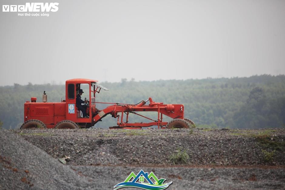 Tấp nập thi công đường băng số 2 tại siêu dự án sân bay Long Thành Tấp nập thi công đường băng số 2 tại siêu dự án sân bay Long Thành