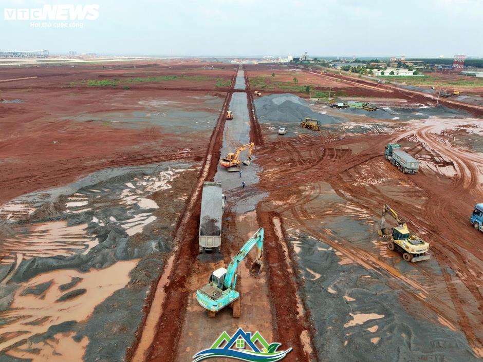 Tấp nập thi công đường băng số 2 tại siêu dự án sân bay Long Thành Tấp nập thi công đường băng số 2 tại siêu dự án sân bay Long Thành