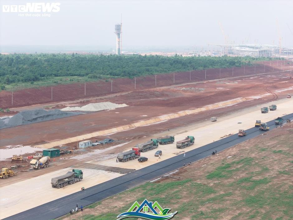 Tấp nập thi công đường băng số 2 tại siêu dự án sân bay Long Thành Tấp nập thi công đường băng số 2 tại siêu dự án sân bay Long Thành