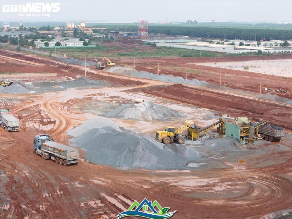 Tấp nập thi công đường băng số 2 tại siêu dự án sân bay Long Thành Tấp nập thi công đường băng số 2 tại siêu dự án sân bay Long Thành