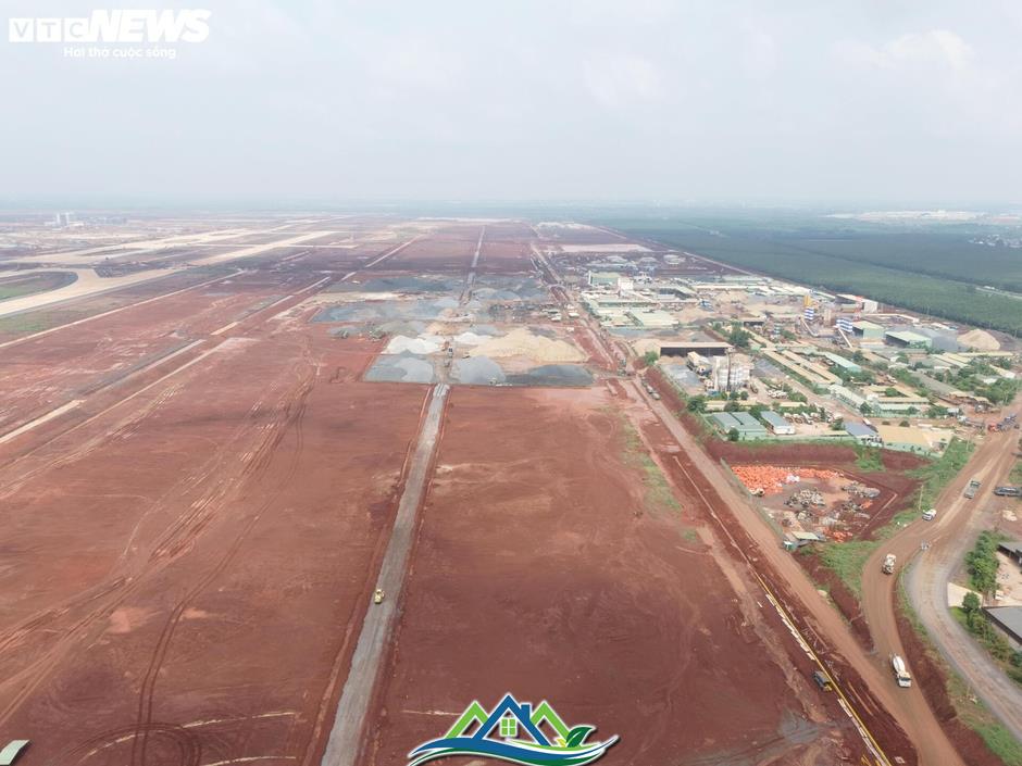 Tấp nập thi công đường băng số 2 tại siêu dự án sân bay Long Thành Tấp nập thi công đường băng số 2 tại siêu dự án sân bay Long Thành