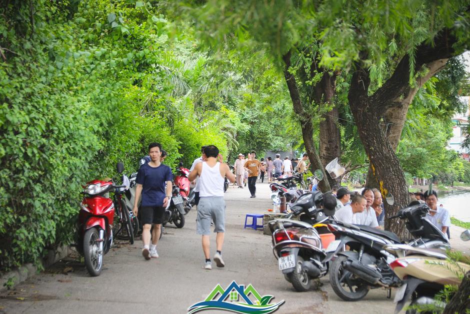 Tháo hàng rào, người đi bộ phải né xe máy trong công viên Tuổi trẻ Thủ đô Tháo hàng rào, người đi bộ phải né xe máy trong công viên Tuổi trẻ Thủ đô