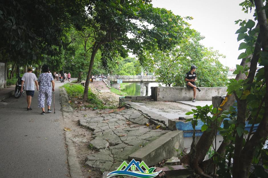 Tháo hàng rào, người đi bộ phải né xe máy trong công viên Tuổi trẻ Thủ đô Tháo hàng rào, người đi bộ phải né xe máy trong công viên Tuổi trẻ Thủ đô