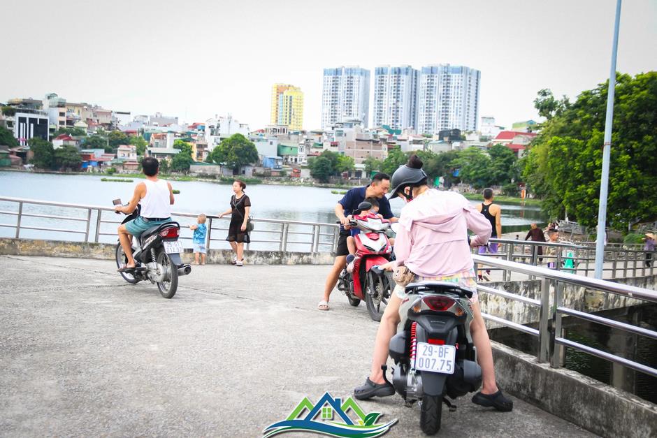 Tháo hàng rào, người đi bộ phải né xe máy trong công viên Tuổi trẻ Thủ đô Tháo hàng rào, người đi bộ phải né xe máy trong công viên Tuổi trẻ Thủ đô