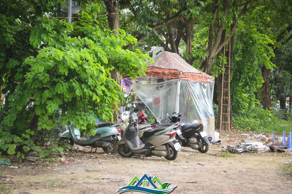Tháo hàng rào, người đi bộ phải né xe máy trong công viên Tuổi trẻ Thủ đô Tháo hàng rào, người đi bộ phải né xe máy trong công viên Tuổi trẻ Thủ đô