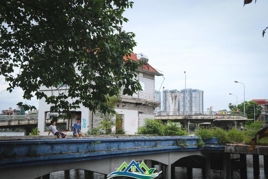 Tháo hàng rào, người đi bộ phải né xe máy trong công viên Tuổi trẻ Thủ đô Tháo hàng rào, người đi bộ phải né xe máy trong công viên Tuổi trẻ Thủ đô