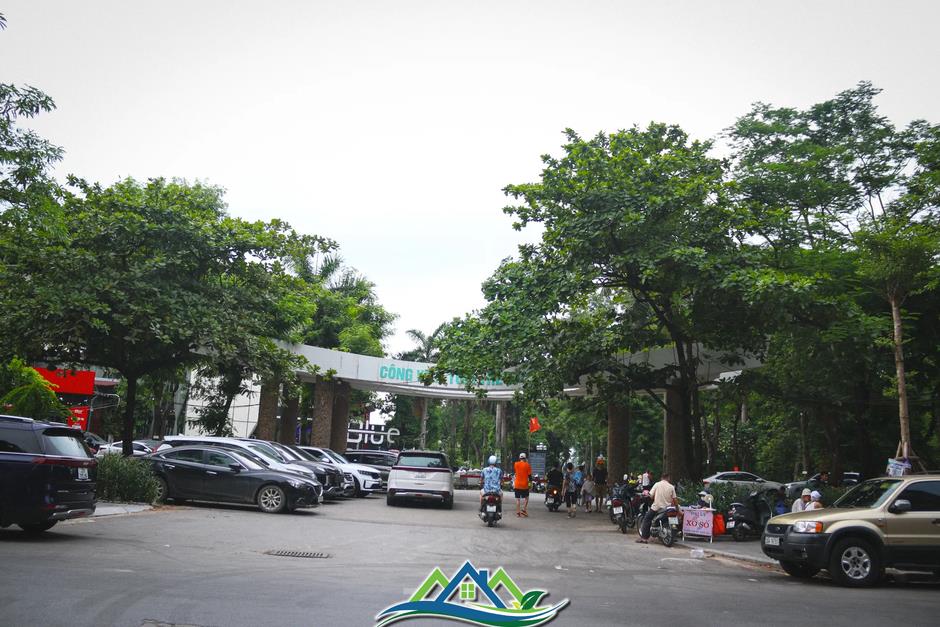 Tháo hàng rào, người đi bộ phải né xe máy trong công viên Tuổi trẻ Thủ đô Tháo hàng rào, người đi bộ phải né xe máy trong công viên Tuổi trẻ Thủ đô