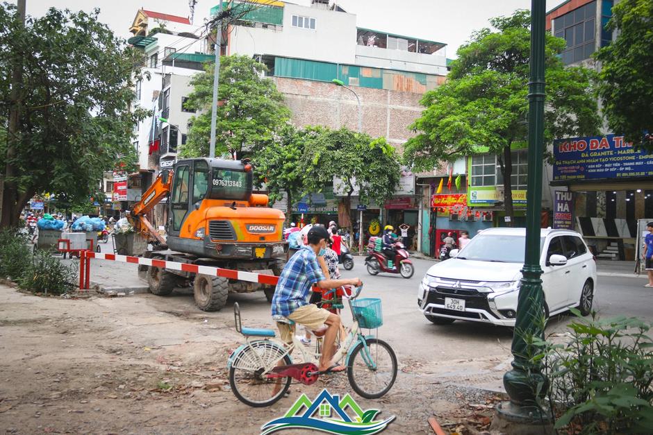 Tháo hàng rào, người đi bộ phải né xe máy trong công viên Tuổi trẻ Thủ đô Tháo hàng rào, người đi bộ phải né xe máy trong công viên Tuổi trẻ Thủ đô