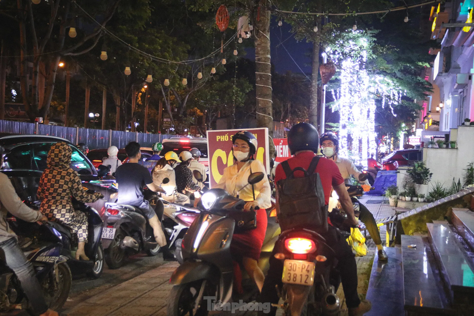 Thi công đường gom đại lộ Thăng Long: Đi gần ba tiếng không qua chỗ tắc, người dân gửi xe đi bộ về nhà