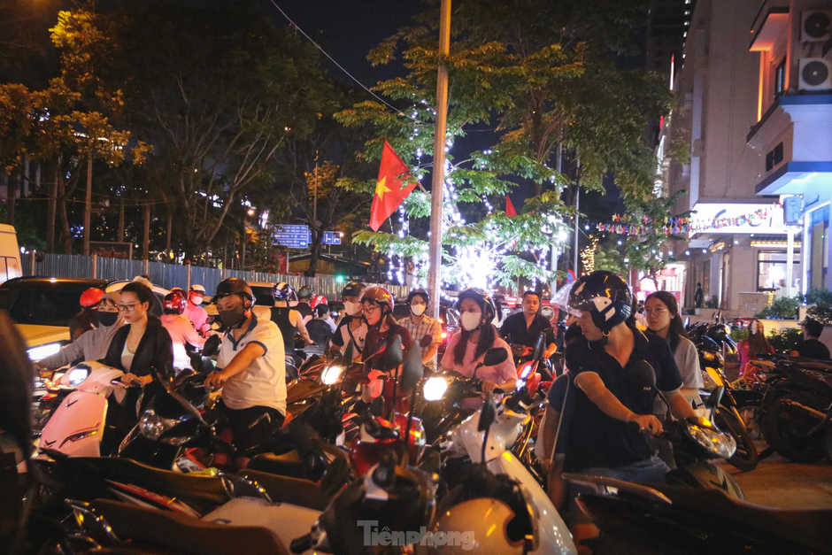 Thi công đường gom đại lộ Thăng Long: Đi gần ba tiếng không qua chỗ tắc, người dân gửi xe đi bộ về nhà