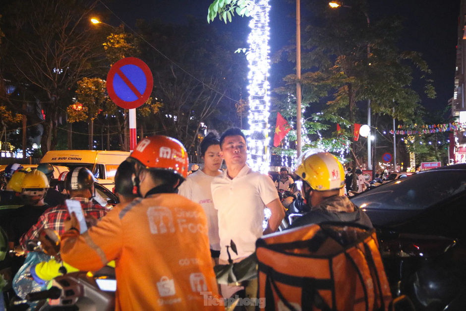 Thi công đường gom đại lộ Thăng Long: Đi gần ba tiếng không qua chỗ tắc, người dân gửi xe đi bộ về nhà