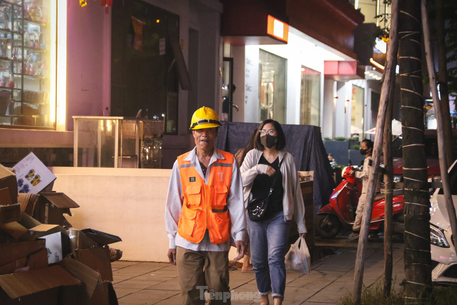 Thi công đường gom đại lộ Thăng Long: Đi gần ba tiếng không qua chỗ tắc, người dân gửi xe đi bộ về nhà