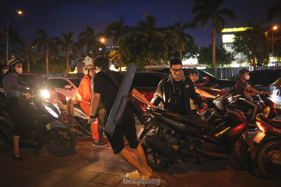 Thi công đường gom đại lộ Thăng Long: Đi gần ba tiếng không qua chỗ tắc, người dân gửi xe đi bộ về nhà