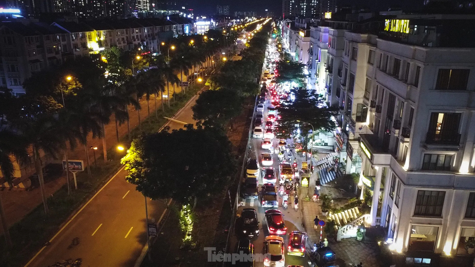 Thi công đường gom đại lộ Thăng Long: Đi gần ba tiếng không qua chỗ tắc, người dân gửi xe đi bộ về nhà