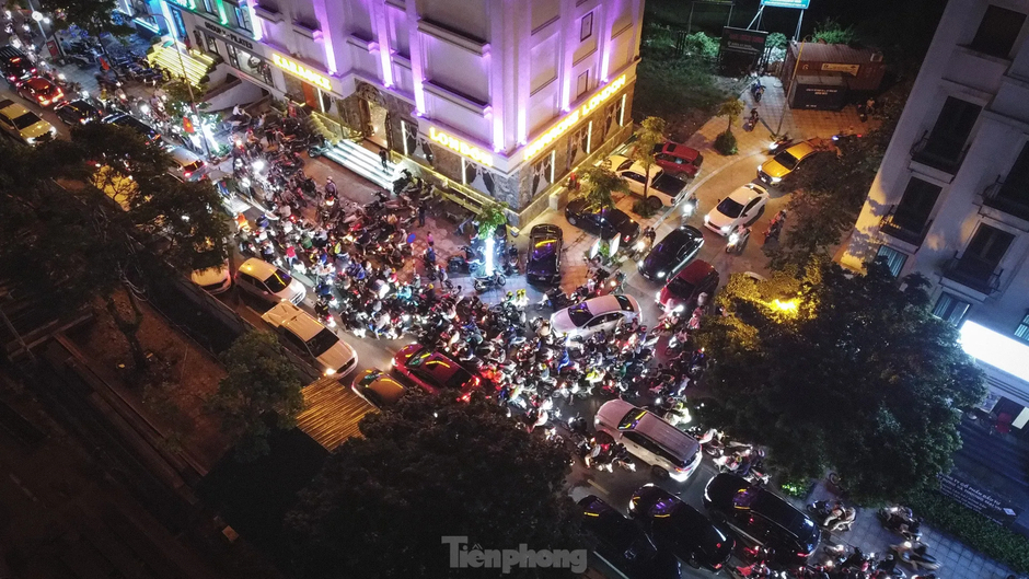 Thi công đường gom đại lộ Thăng Long: Đi gần ba tiếng không qua chỗ tắc, người dân gửi xe đi bộ về nhà