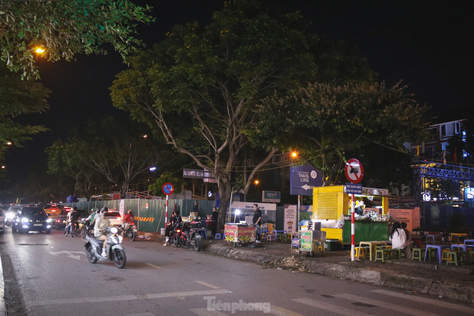 Thi công đường gom đại lộ Thăng Long: Đi gần ba tiếng không qua chỗ tắc, người dân gửi xe đi bộ về nhà